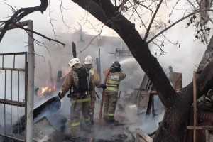 В Астрахани пожар охватил двухэтажный жилой дом