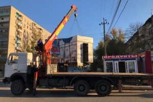 В Астрахани продолжают демонтировать незаконные торговые киоски