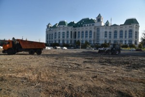 Возле Астраханского театра оперы и балета обустраивают большую парковку