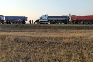 На трассе под Астраханью столкнулись три большегруза: погиб дальнобойщик
