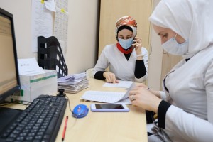 Астраханским врачам бороться с COVID-19 помогают волонтёры-медики