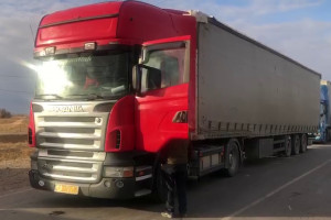 В Астраханской области на границе с Казахстаном скопились грузовики