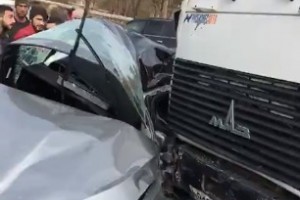 В Астрахани мусоровоз протаранил легковой автомобиль