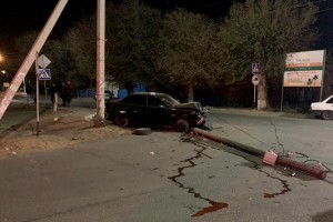 В Астраханской области автомобиль снёс опору линии электропередачи