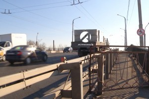 Администрация Астрахани решила ограничить движение по аэропортовскому мосту