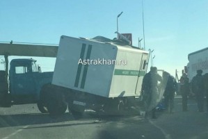 В Астрахани автокран протаранил машину ФСИН