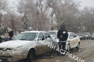 В Астрахани из-за снега выросло количество аварий