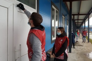 В новых COVID-госпиталях Астрахани волонтёры проводят генеральную уборку