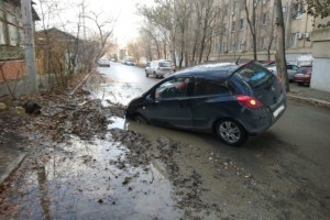 В центре Астрахани автомобиль провалился в яму