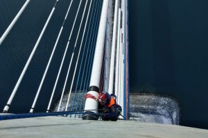Сотрудники МЧС России спасают ото льда Русский мост во Владивостоке