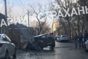 Астраханская полиция ищет ответственных за яму, в которую провалилась иномарка