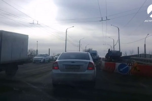 В Астрахани на аэропортовском мосту восстанавливают сдвинутые ограждения