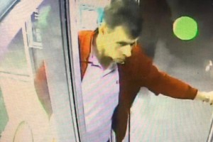 Астраханские полицейские разыскивают грабителя по видеозаписи из банкомата