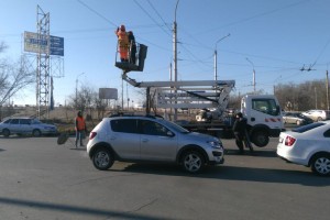 В Астрахани на аэропортовском мосту перевешивают знаки