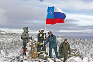 Флаг МЧС России установили в горах Забайкалья в честь 30-летия Министерства