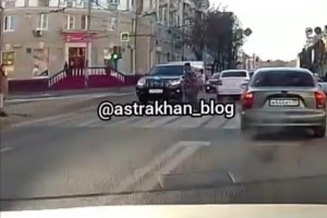 В центре Астрахани на пешеходном переходе сбили мужчину
