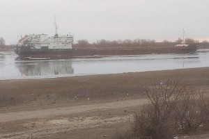 Астраханский сухогруз сел на мель в северной части Каспийского моря