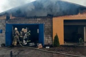 В Астрахани пожарные ликвидировали возгорание в гаражах