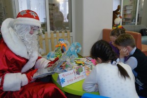 В Астрахани посетителям библиотеки помогают написать письмо Деду Морозу