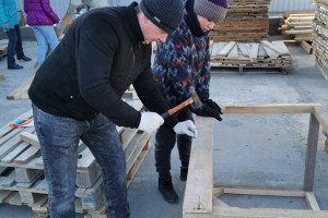 В Астрахани добровольцы построили новые будки для собачьего приюта