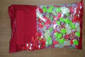 Астраханские таможенники не допустили на прилавки около 300 кг санкционных конфет