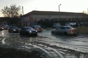 В Астрахани улицы обледенели из-за прорыва водопровода
