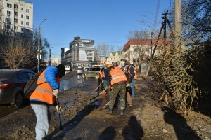 Коммунальщики устраняют последствия прорыва труб водопровода на улицах Астрахани