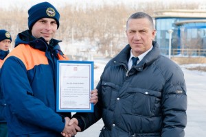 Вице-премьер РФ Юрий Трутнев наградил спасателей МЧС России, очистивших мост на остров Русский во Владивостоке