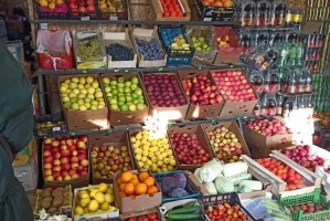 Почти 8 тонн нелегальных фруктов обнаружено на рынке Астрахани
