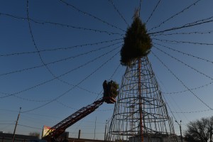 В Астрахани устанавливают первую городскую елку