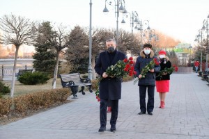 В Астрахани возложили цветы к памятнику Гейдару Алиеву