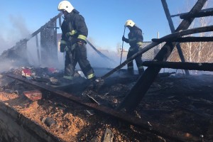 В Астрахани сгорели жилой дом и сарай
