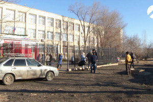 В Астрахани родители учеников попросили депутата обустроить дорогу к школе