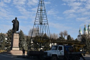 Главную городскую ёлку собирают на центральной площади Астрахани