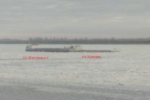 В Астраханской области на реке Волге во льдах застряли 6 судов