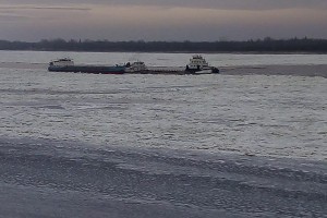 Застрявшие в ледяных торосах 4 теплохода направляются в порт Астрахань