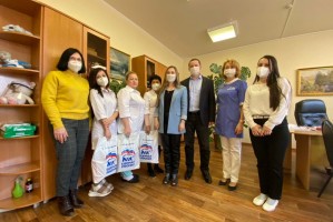 Астраханские врачи получили продуктовые наборы от волонтёров