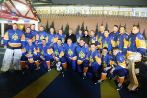 Хоккейный матч на ГУМ-катке прошел между сборными МЧС России и Белоруссии