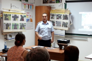 В Астраханской области сотрудники ГИБДД провели занятия с учениками автошколы