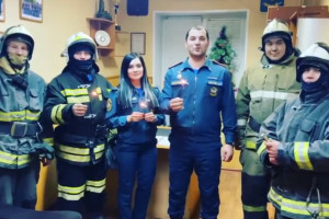 Астраханские спасатели доставляют в дома новогоднее настроение