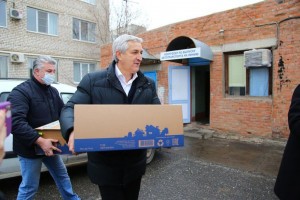 Леонид Огуль отправил 2000 новогодних подарков детям медработников 