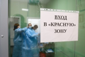 Президент России поручил удвоить оплату медикам за работу с COVID-19 в новогодние праздники