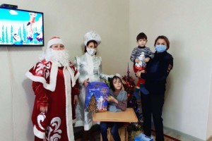 Юные астраханцы с особенностями развития получили подарки от полицейского Деда Мороза