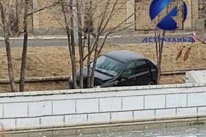 В центре Астрахани машина вылетела на набережную канала: пострадал ребёнок
