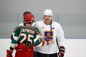В Астрахани кубок предновогоднего турнира по хоккею завоевала команда губернатора