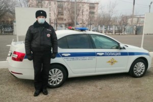 В Астрахани водителя с сердечным приступом эвакуировали из пробки сотрудники ДПС
