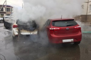 В Астрахани неизвестный поджёг машины