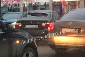 В центре Астрахани ветка упала на BMW и пробила стекло