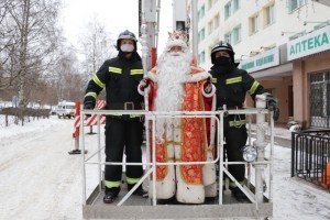 Маленьких пациентов детской больницы Владимирской области посетил Дед Мороз на пожарном подъёмнике