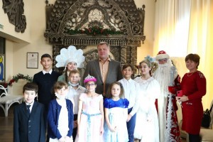 Глава Астраханской области поздравил детей с Новым годом во время губернаторской ёлки